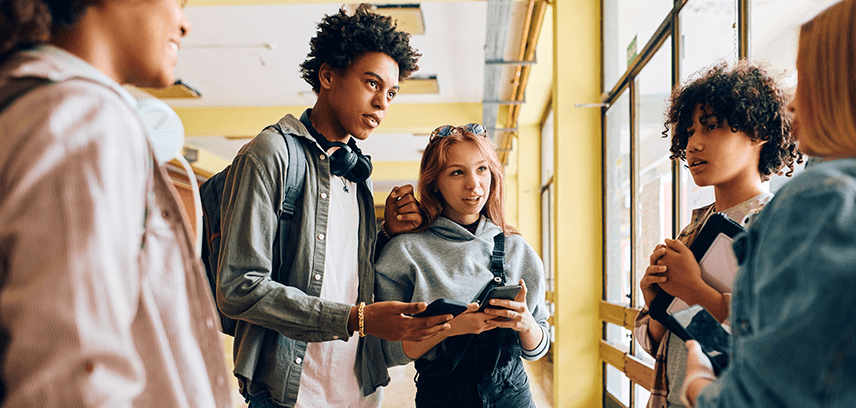teenagers using snapchat